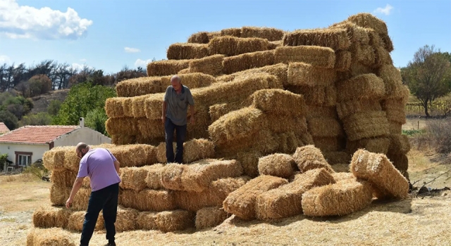 Çanakkale’de hayırsever çiftçiden yangın bölgesine saman balyası desteği