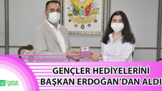 Gençler hediyelerini Başkan Erdoğan’dan aldı