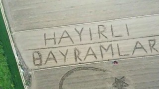 Tarlasına traktörüyle 'hayırlı bayramlar' yazdı