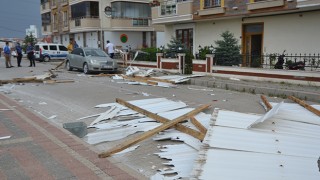 Biga’da aniden çıkan fırtına çatı uçurdu!