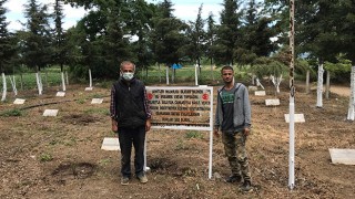 Tarihi şehitliğin bakımını çilek tarlası işçileri yapıyor