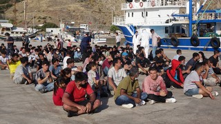 Çanakkale’de balıkçı teknesine operasyon: 231 düzensiz göçmen yakalandı