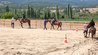 Çocuklar at binme keyfi yaşadı