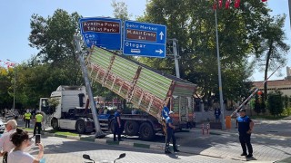 Seyir halindeki kamyon kasası açılınca yol levhasına takıldı