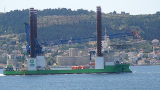 132 metre uzunluğundaki platform Çanakkale Boğazı’ndan geçti