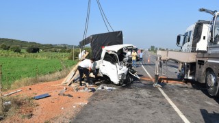 Çanakkale'de otomobil ile kamyonet kafa kafaya çarpıştı: 3 yaralı