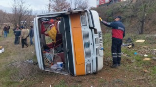 Bayramiç’te işçi minibüsü tarlaya uçtu: 1 ölü, 9 yaralı