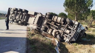 Biga’da seyir halindeki tır yoldan çıkarak devrildi